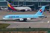Korean_Air_and_Asiana_Airlines_Airbus_A380_at_Incheon_Airport