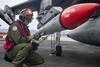 AMRAAM loading onto AV-8B Harrier c US Navy