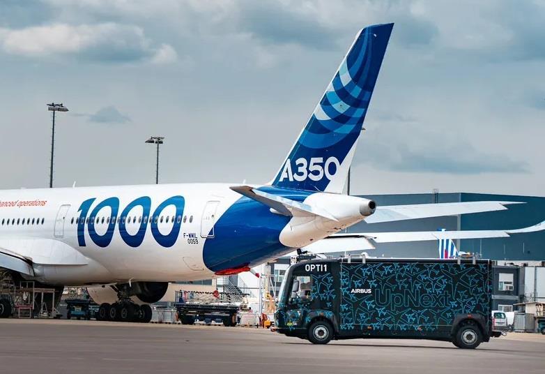 Airbus Trials Autonomous Taxiing Technology with Truck Serving as A350 Stand-In