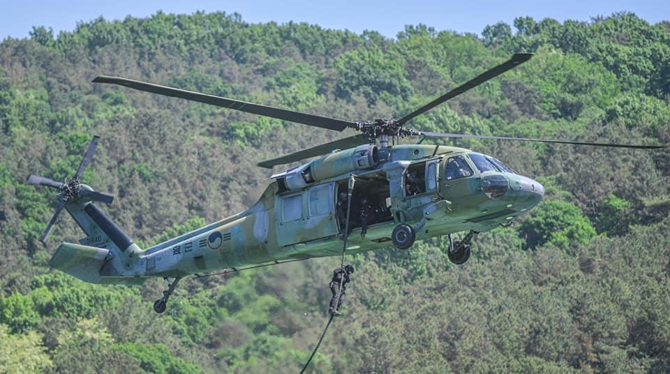 Korean Air, LIG Nex1 team up for possible UH-60 upgrade work