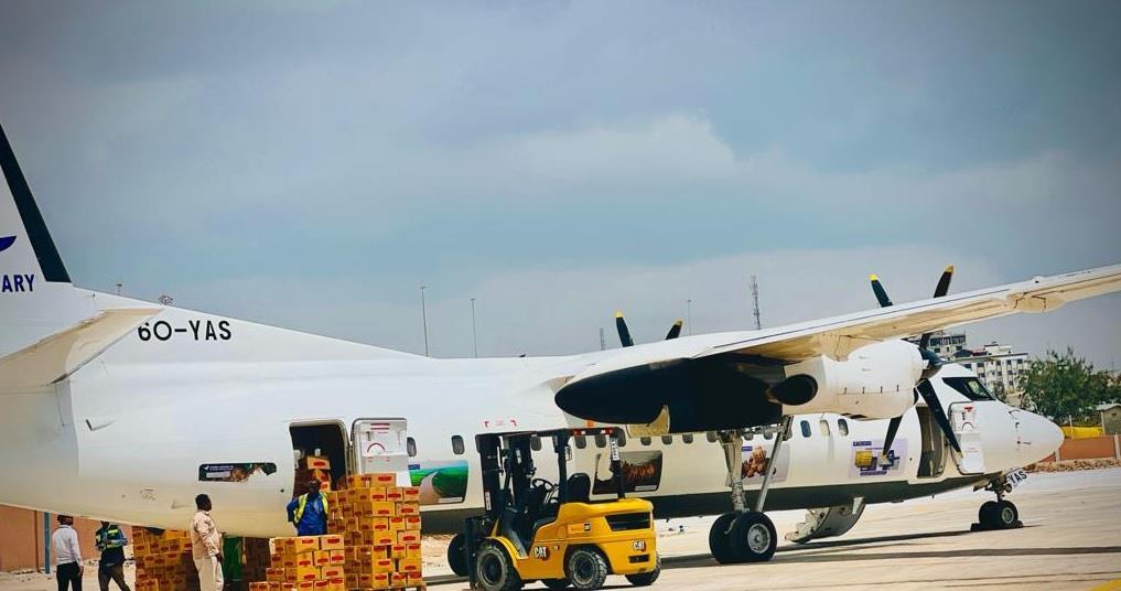 Somalian Fokker 50 badly damaged after overrunning onto Mogadishu beach