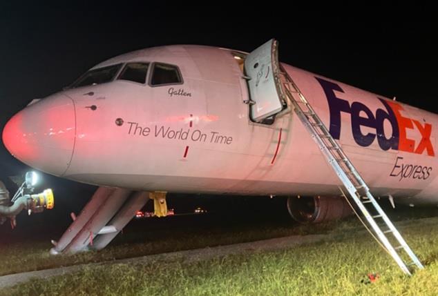 Hydraulic leak and undercarriage wiring probed after FedEx 757 