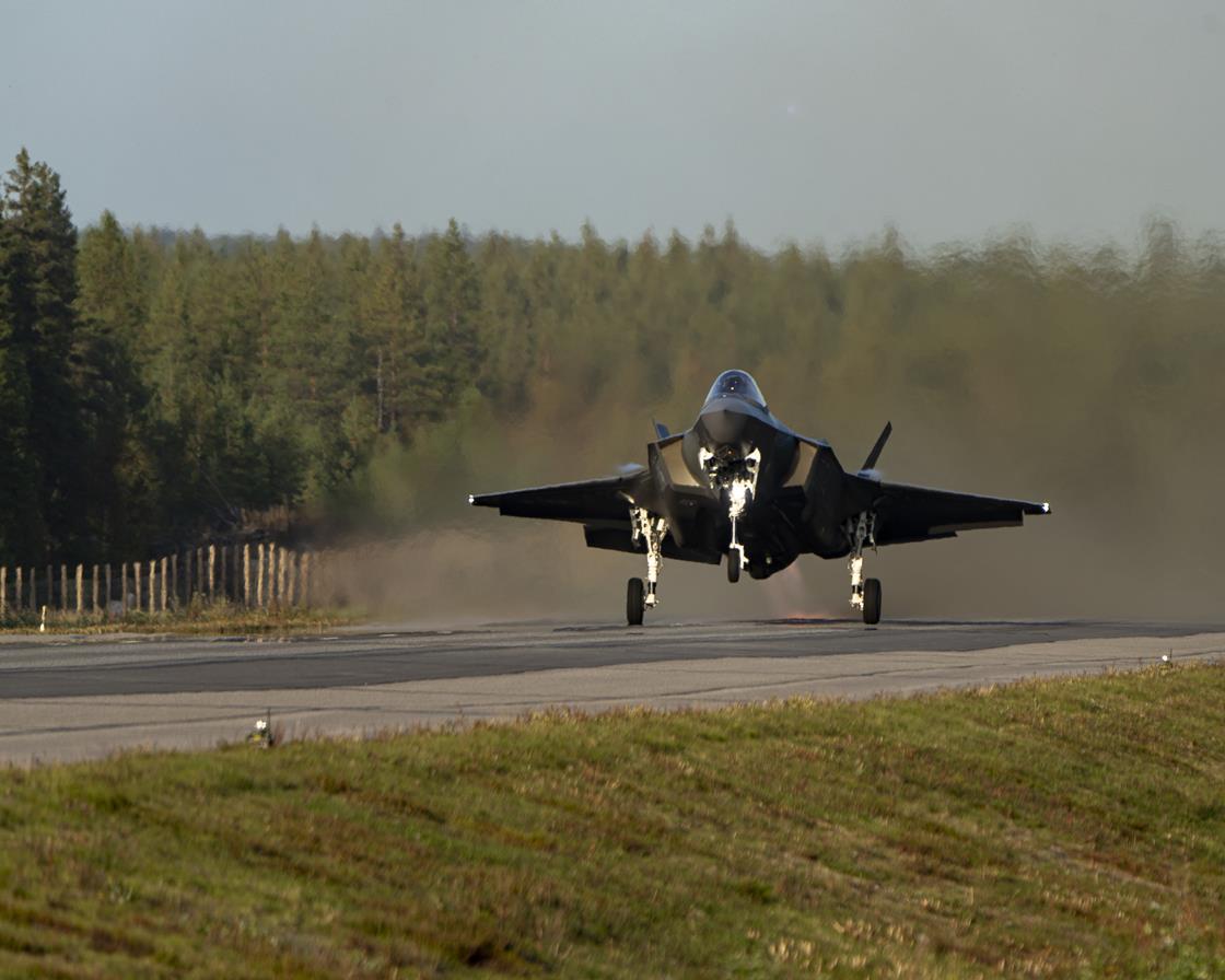 See cockpit footage of an F35 road landing in Finland News Flight