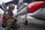 AMRAAM loading onto AV-8B Harrier c US Navy