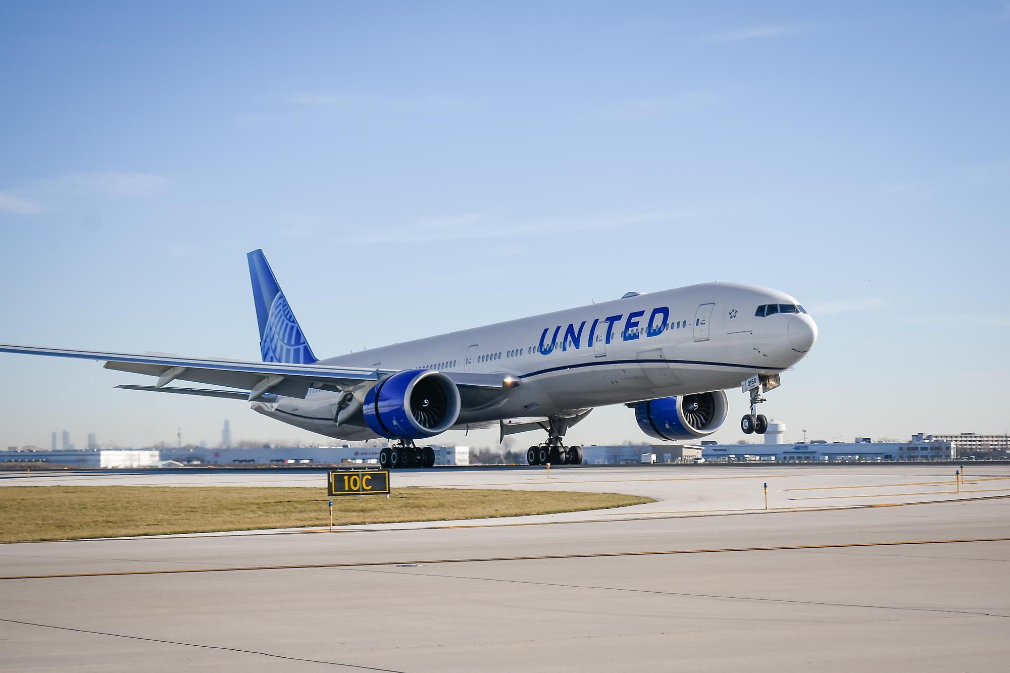 United Airlines Flight Came Within 800 Ft. of Ocean After Nose Dive
