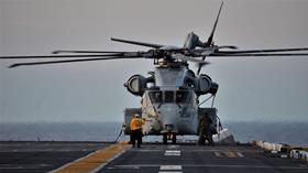 تستعد طائرة CH-53K King Stallion للإقلاع من سطح السفينة USS Wasp