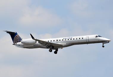 United_Express_(CommutAir)_Embraer_ERJ-145XR_N14168_approaching_Newark_Airport