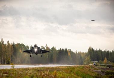 Norway F-35 highway landing