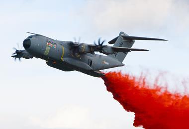 A400M drops red fire retardant