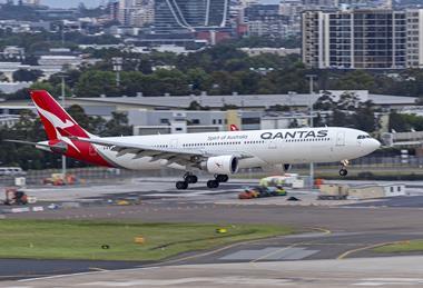 Qantas_(VH-QPH)_Airbus_A330-303_landing_Sydney_Airport_(1)