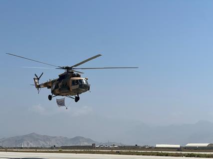 Taliban Mi-17_2 Kabul parade