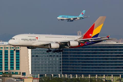 Asiana_Airlines_and_Korean_Air_Airbus_A380s_on_finals_at_Seoul_Incheon