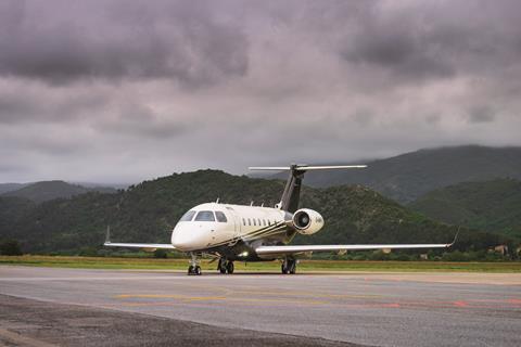 Flexjet EU_Legacy 500 green italy runway