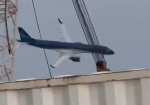 E190 crash wide-c-via Twitter