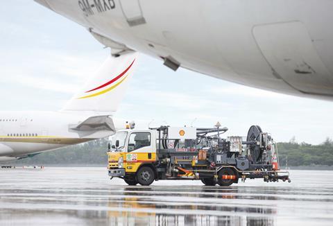 Refuelling, Dubai Airport 2015 (3)