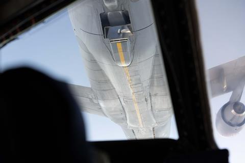 KC-10 view from C-5 cockpit reverse flow fuel test