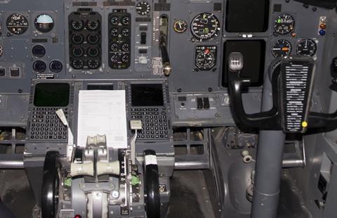 737 Classic cockpit-c-Alasdair McLellan Creative Commons