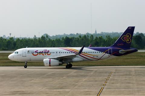 Thai_Smile_A320-232_(HS-TXN)_taxiing_at_Khon_Kaen_Airport_(4)