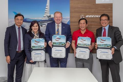 Leadership of Vietjet and Boeing sign the agreement at Farnborough Airshow
