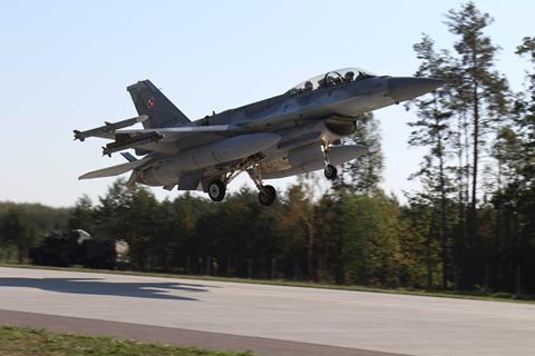 Polish F-16 road strip landing