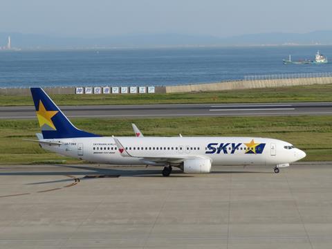 Skymark_Airlines_Boeing_737-800_JA73NX_at_Kobe_Airport