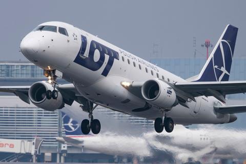 LOT-Polish-E190-c-Shutterstock