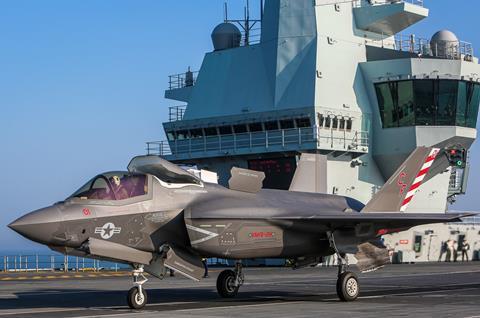 USMC F-35B aboard HMS Queen Elizabeth c Royal Navy