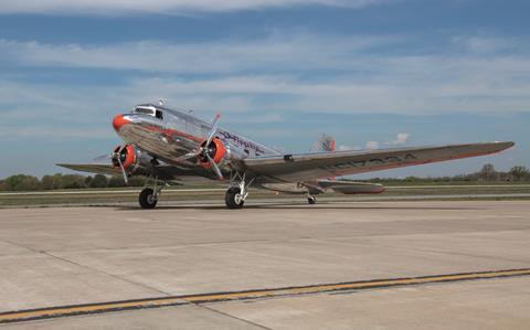 DC-3 c Michael Derrer Fuchs Shutterstock