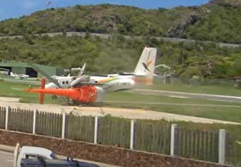 twin otter crash 4-c-St Barts webcam