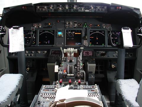 737-800 flight deck