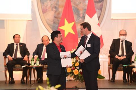 Representatives of Vietjet (left) and SR Technics (right) exchange the signed MoU_2