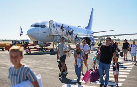 Passengers disembark at Mildura Bonza