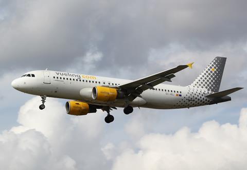 Vueling A320 EC-HQJ-c-Mathieu Marquer Creative Commons