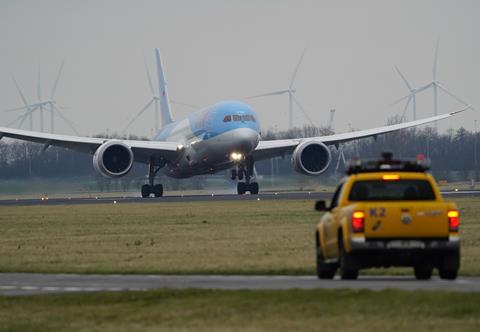 787 landing Schiphol-c-Unsplash Jan Rosolino