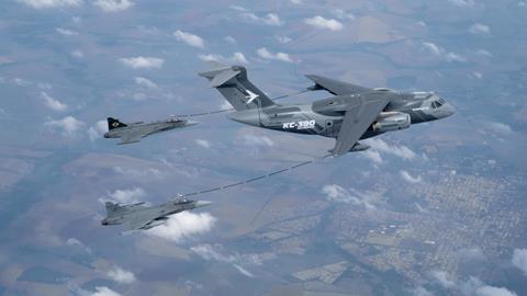 KC-390 refuelling Gripen Es pair