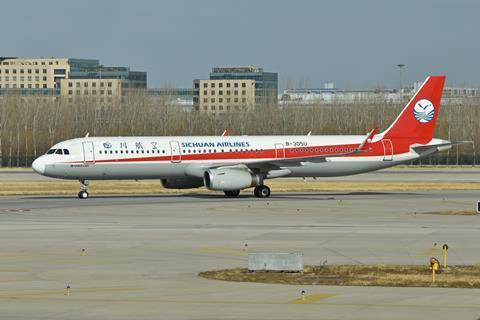 Airbus_A321-231_‘B-305U’_Sichuan_Airlines_(47506422802)