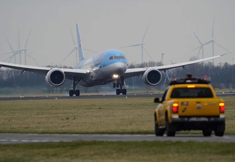 Schiphol to improve runway efficiency with time-based arrival spacing ...